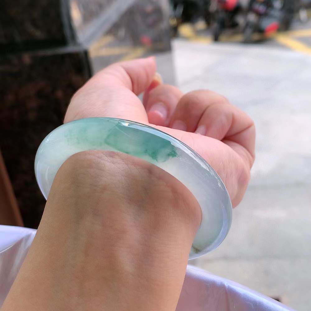 圆条冰玻飘花翡翠手镯