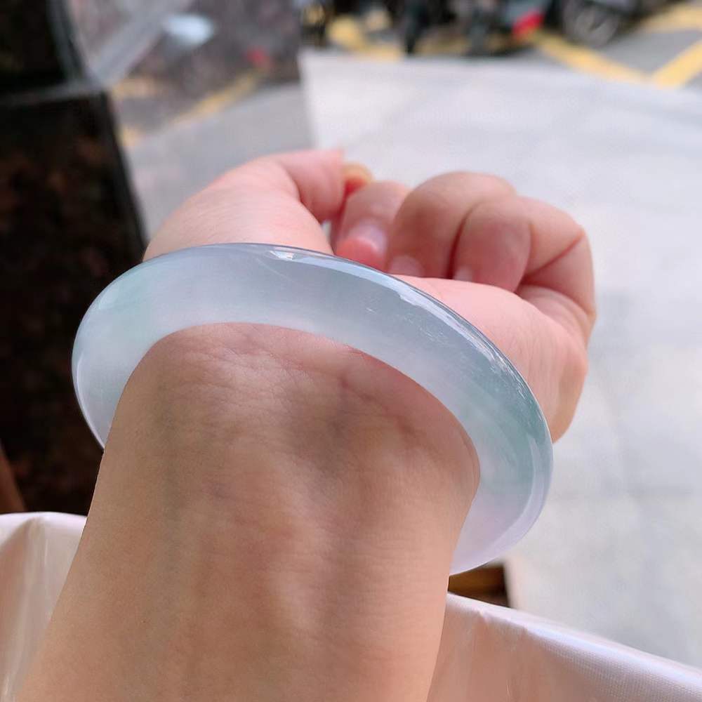🍃圆条冰玻春彩翡翠手镯