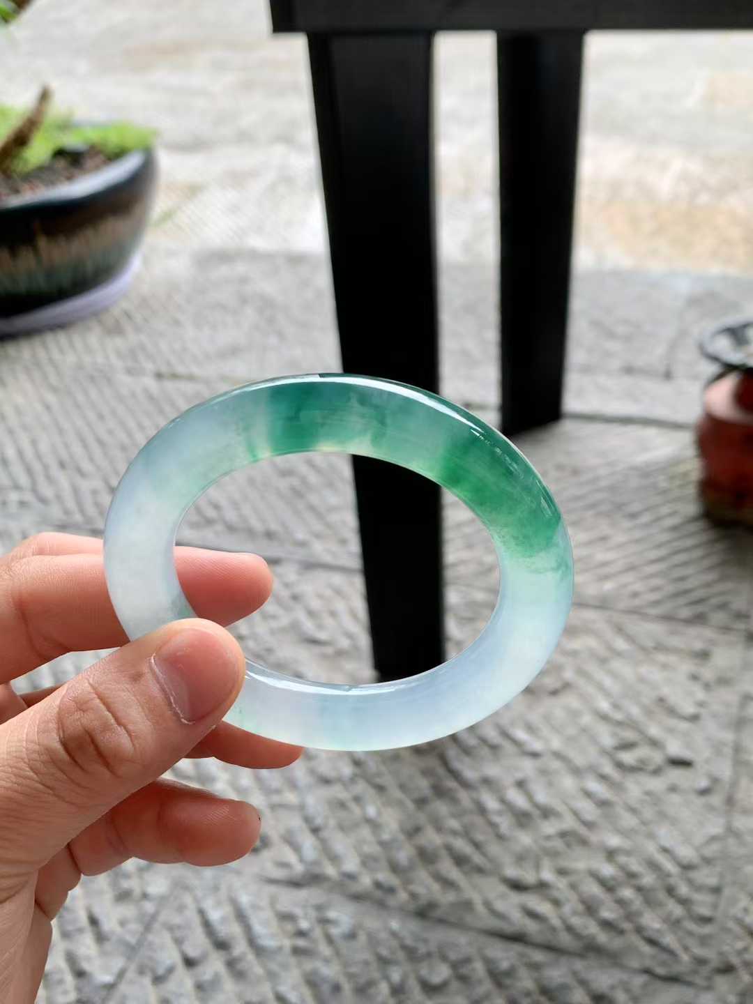 冰胶飘花圆条翡翠手镯~