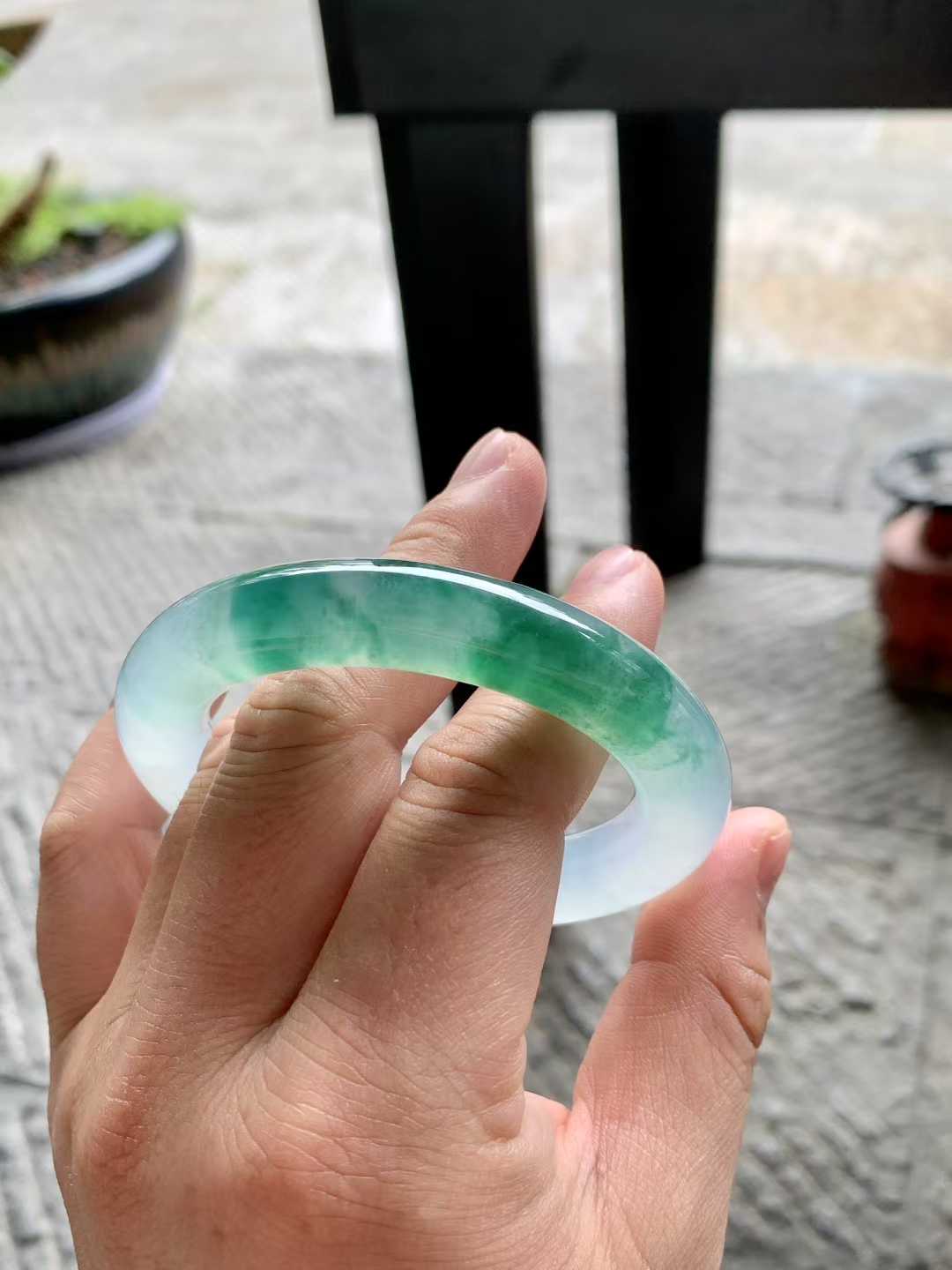 冰胶飘花圆条翡翠手镯~
