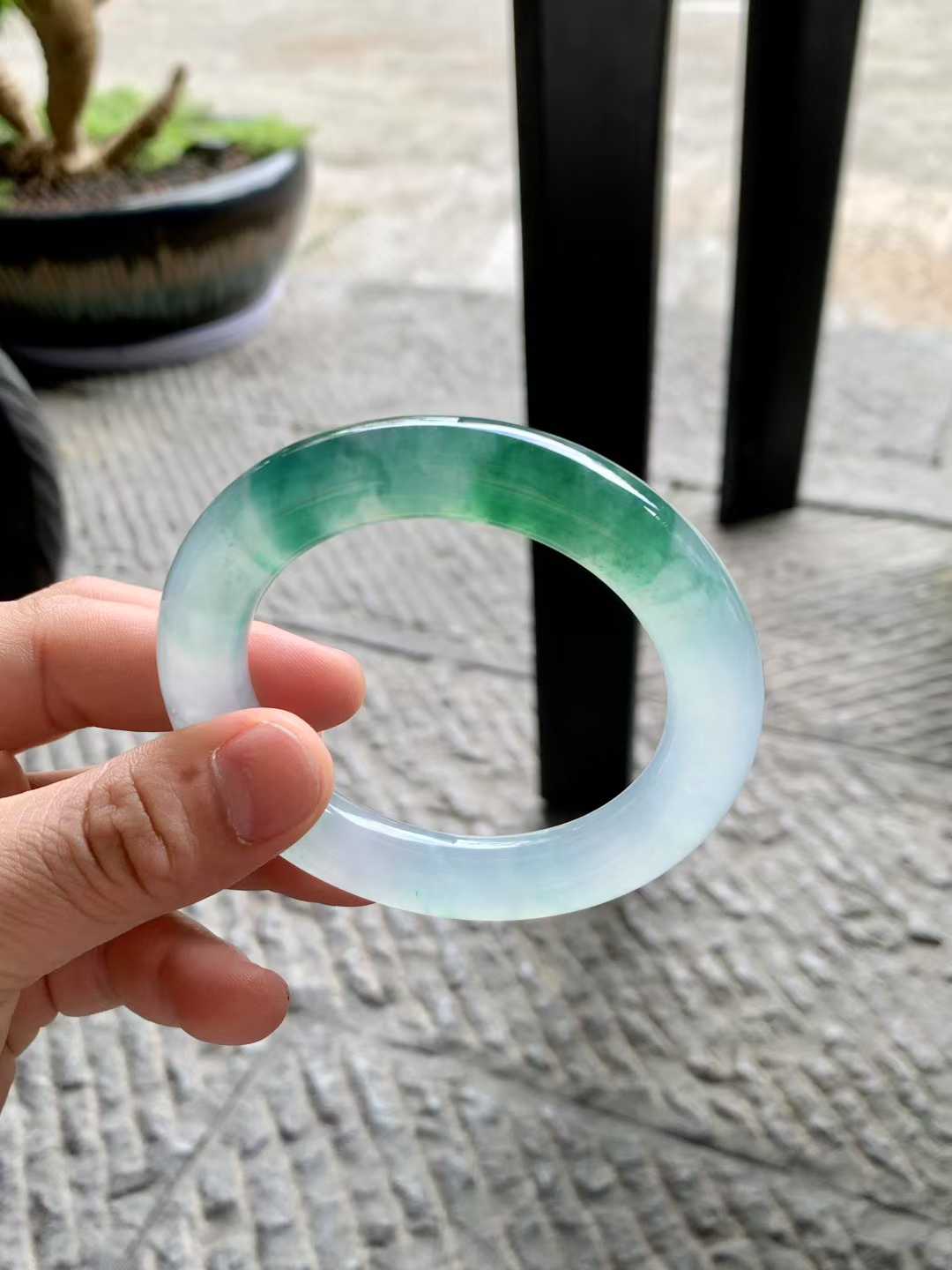 冰胶飘花圆条翡翠手镯~