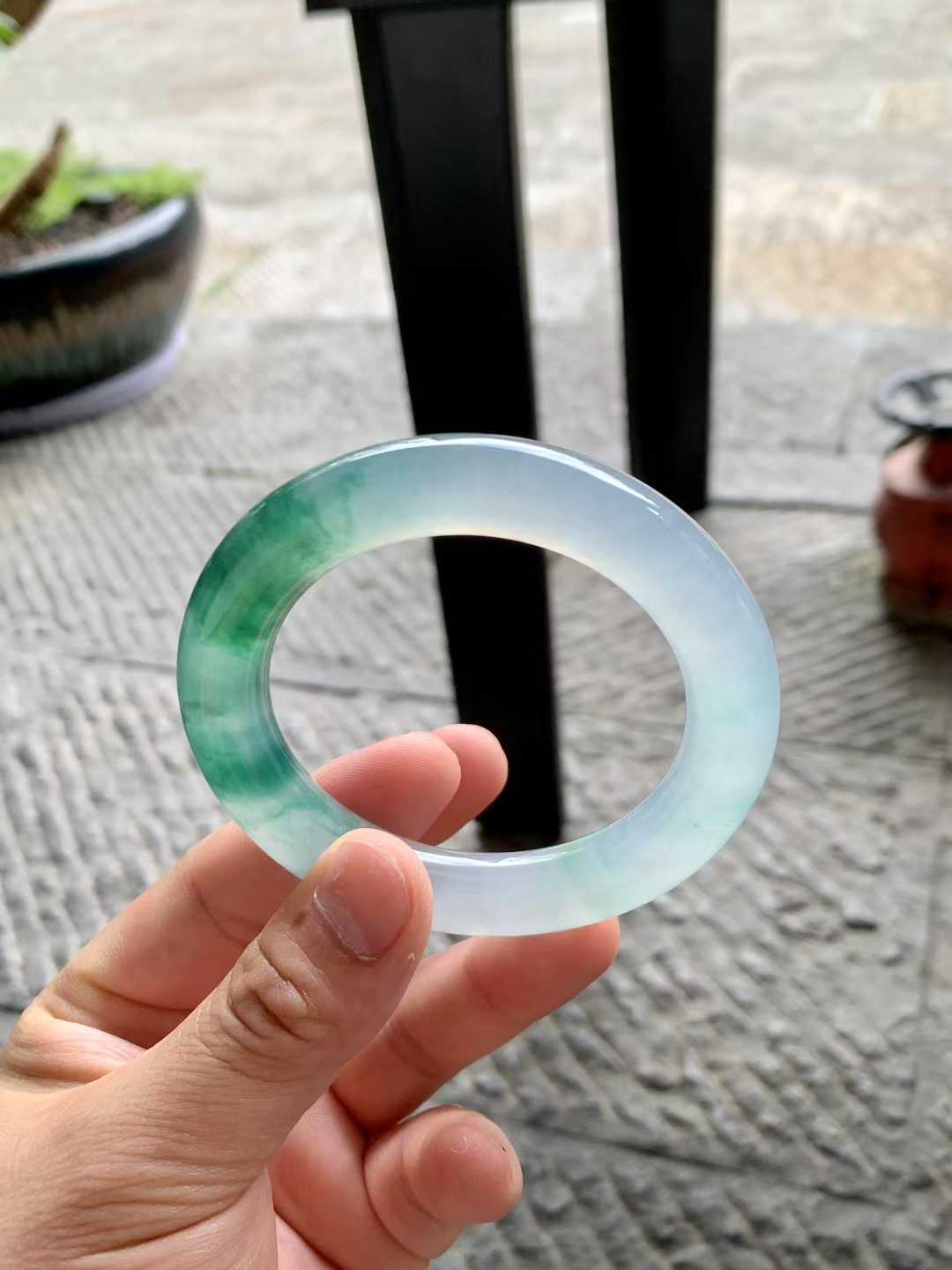 冰胶飘花圆条翡翠手镯~