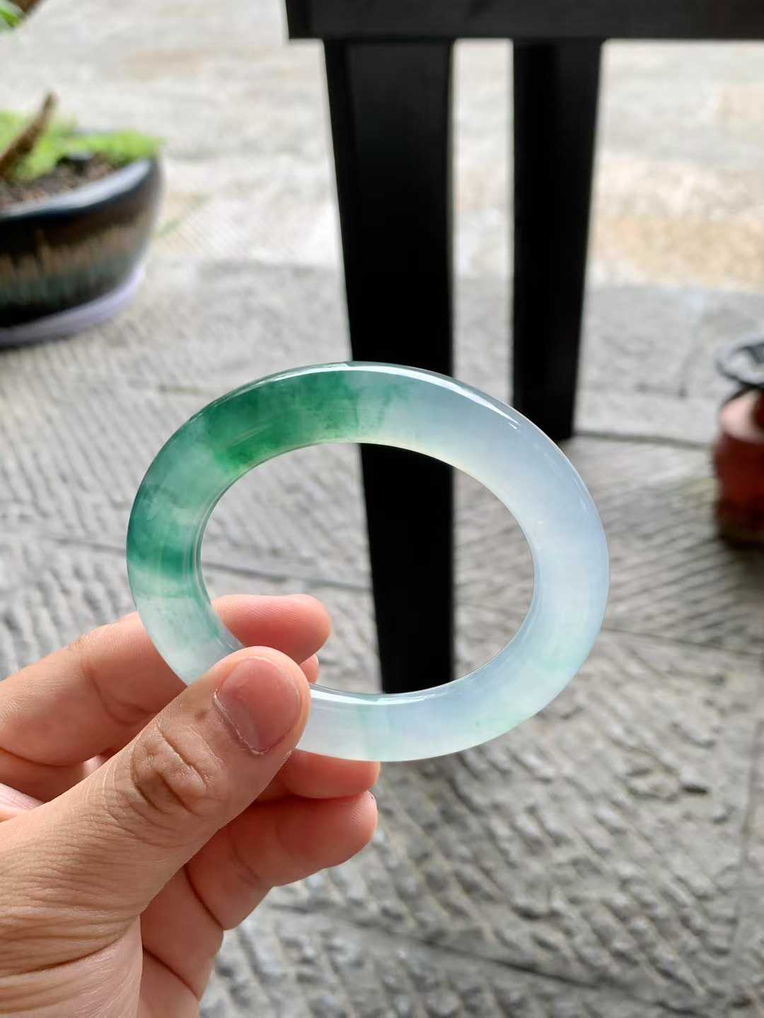 冰胶飘花圆条翡翠手镯~