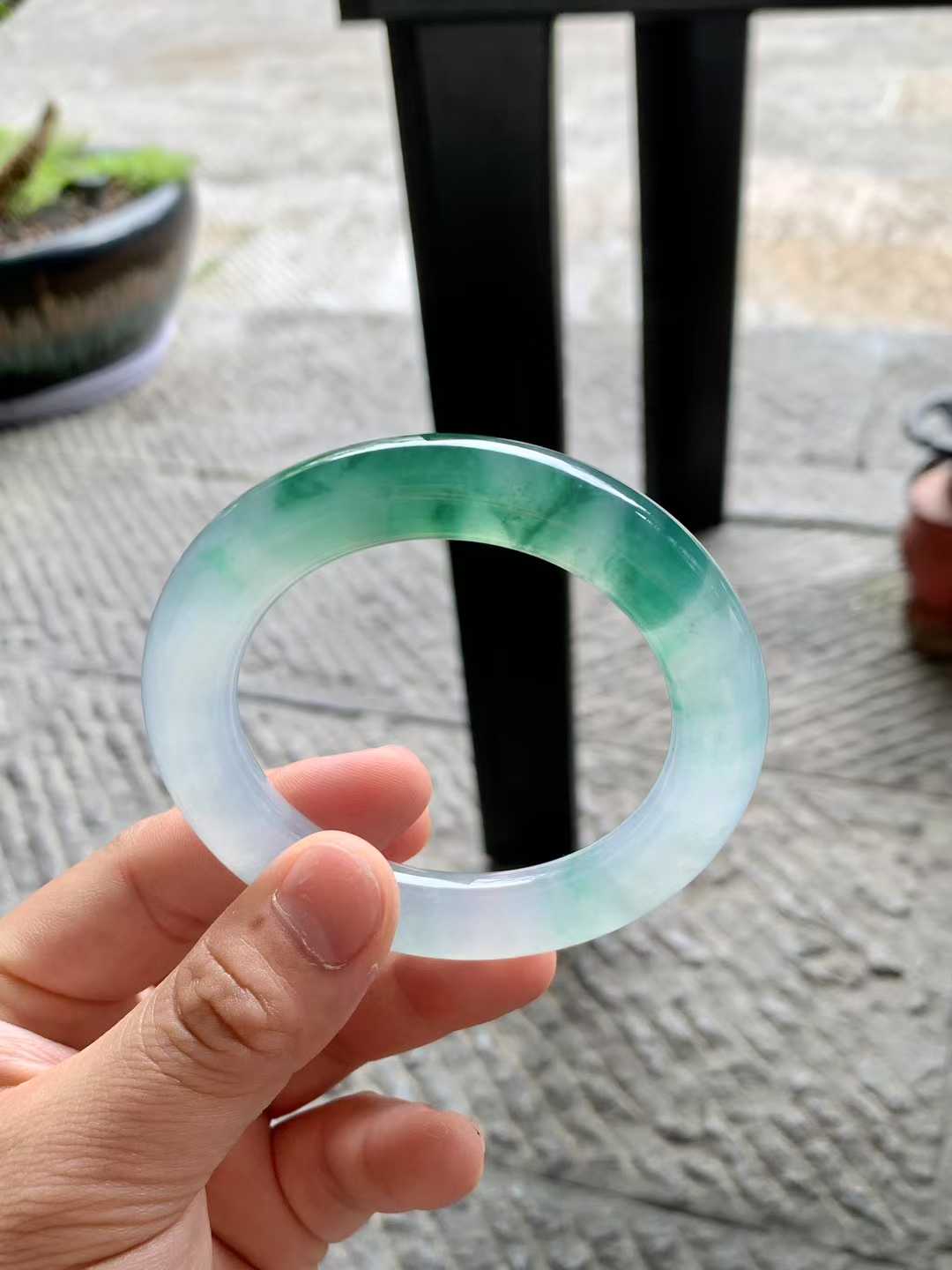 冰胶飘花圆条翡翠手镯~