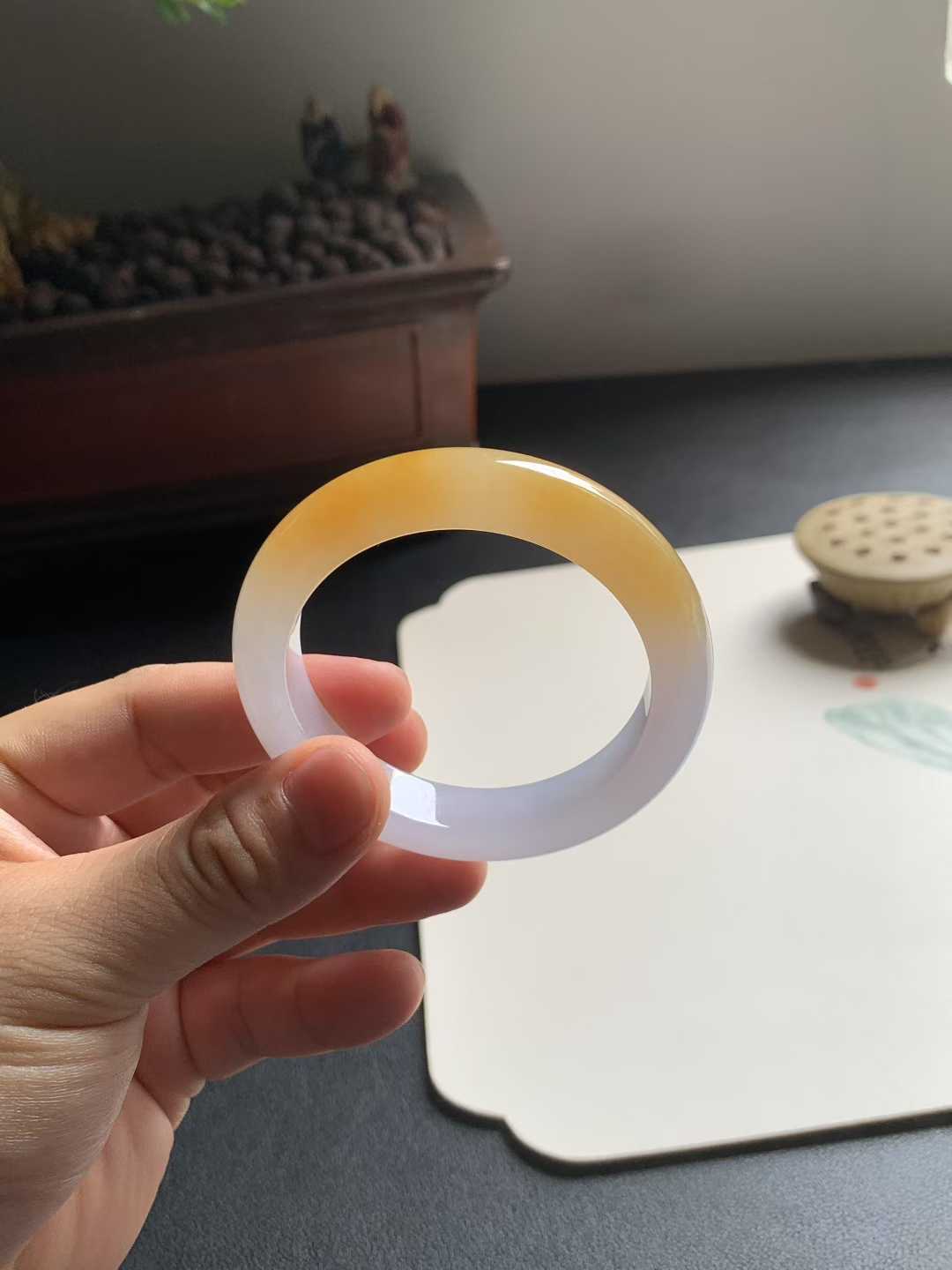 冰胶黄翡正圈翡翠手镯