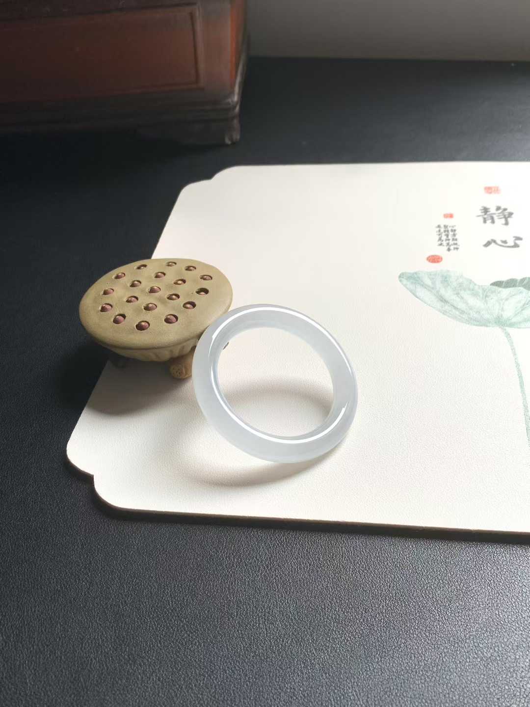 冰种晴底圆条翡翠手镯