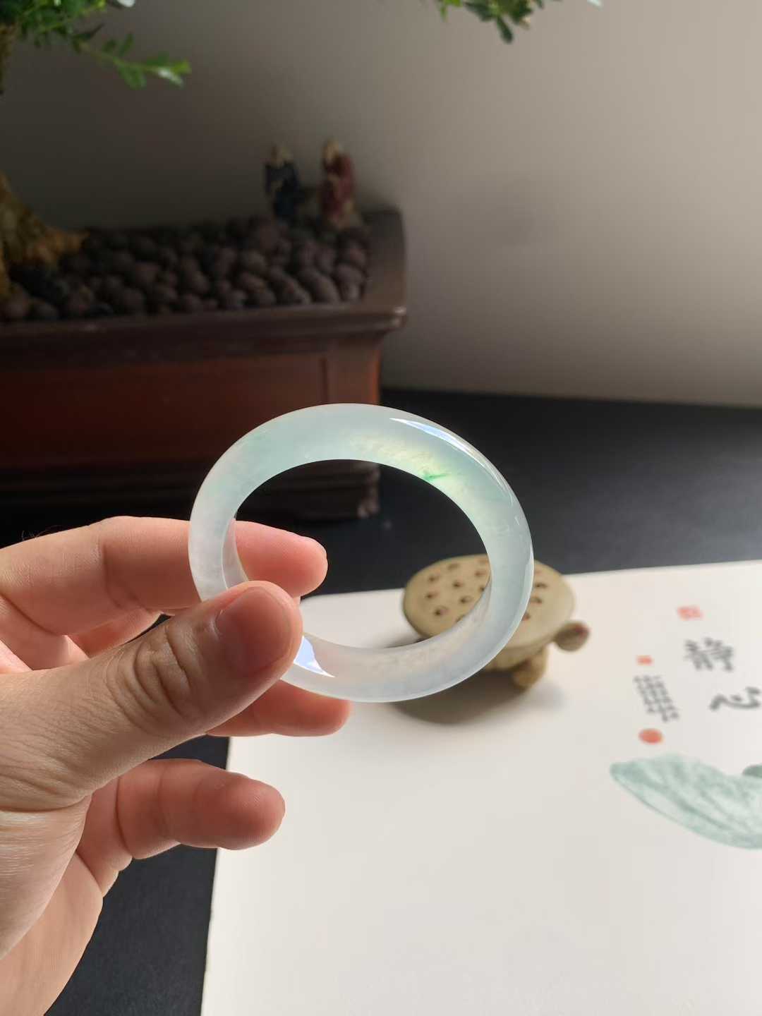 一条玛卡龙变色翡翠手镯
