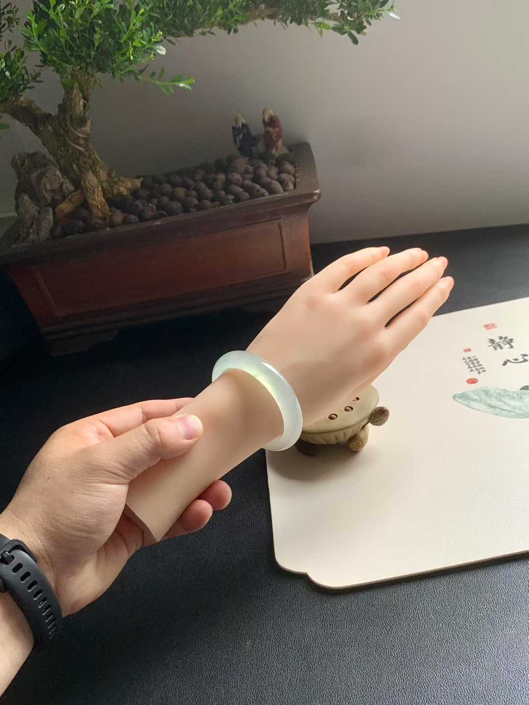 一条玛卡龙变色翡翠手镯