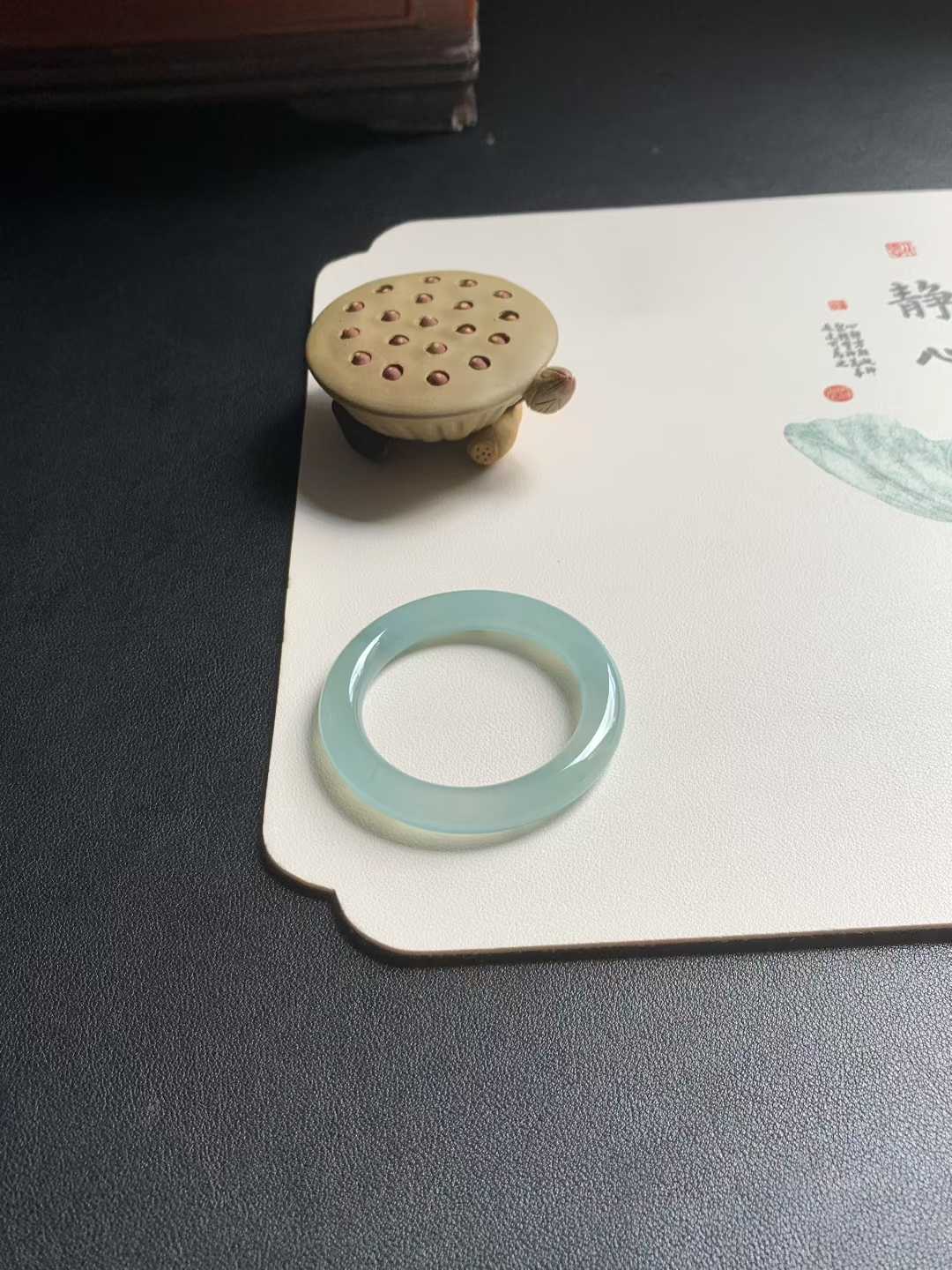 一条玛卡龙变色翡翠手镯