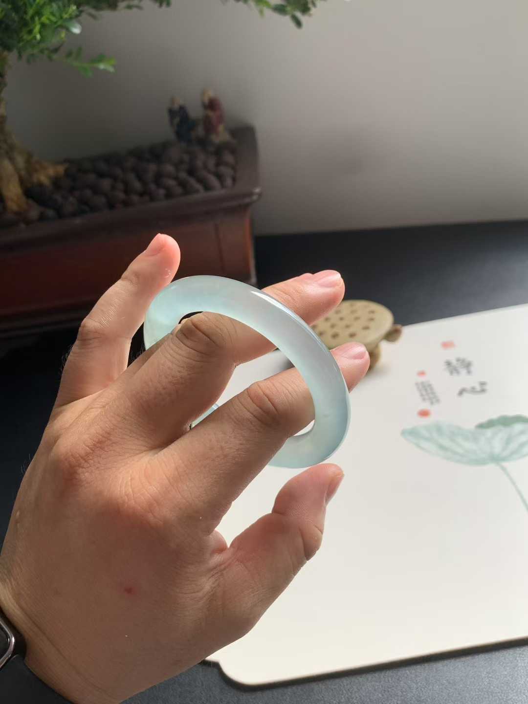 一条玛卡龙变色翡翠手镯