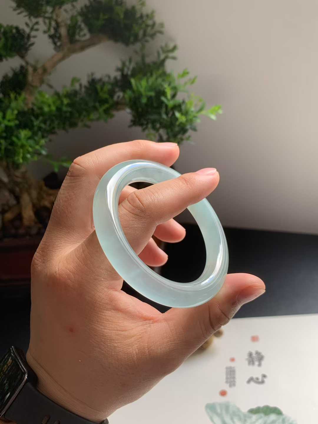 一条玛卡龙变色翡翠手镯