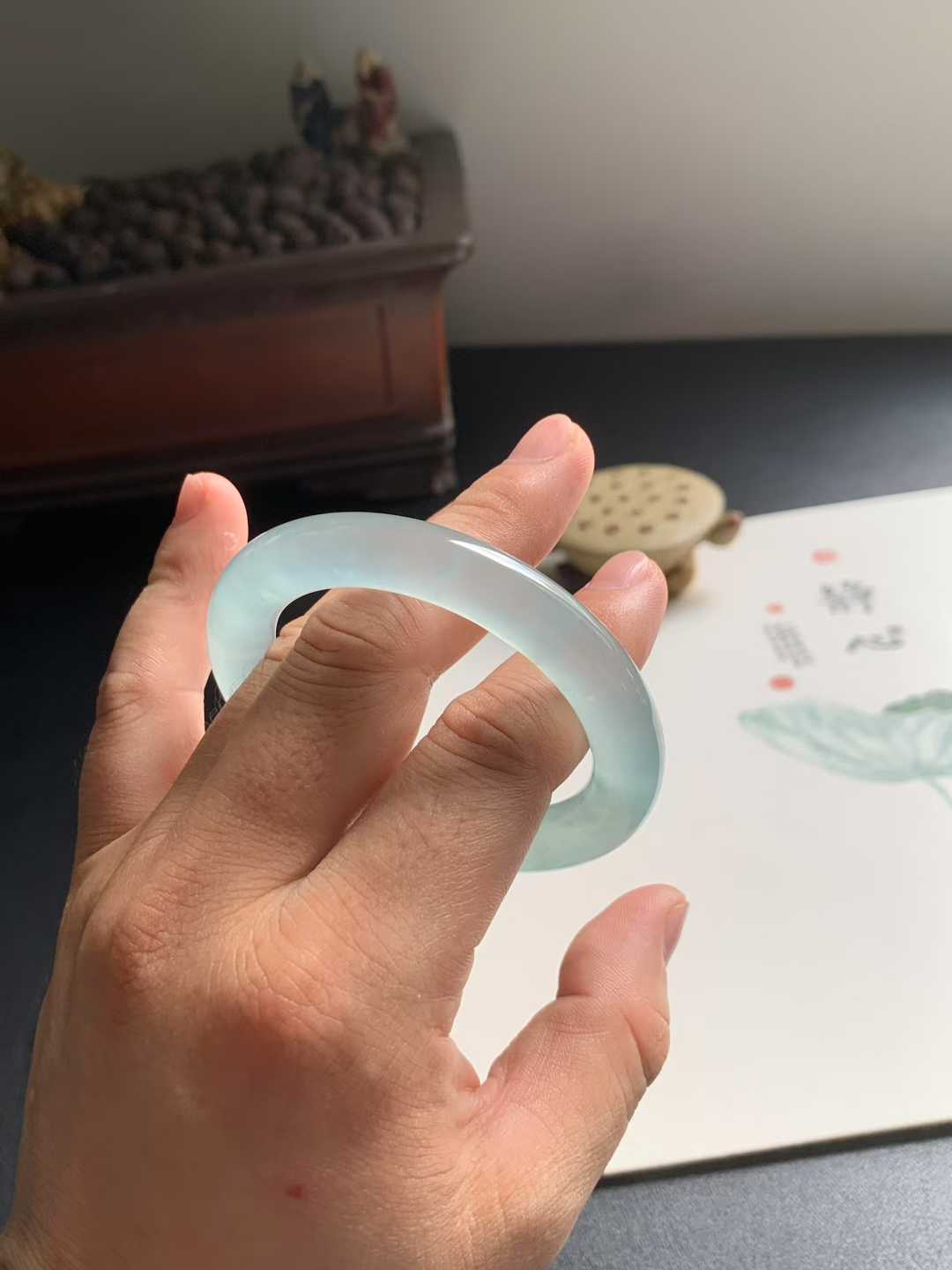 一条玛卡龙变色翡翠手镯