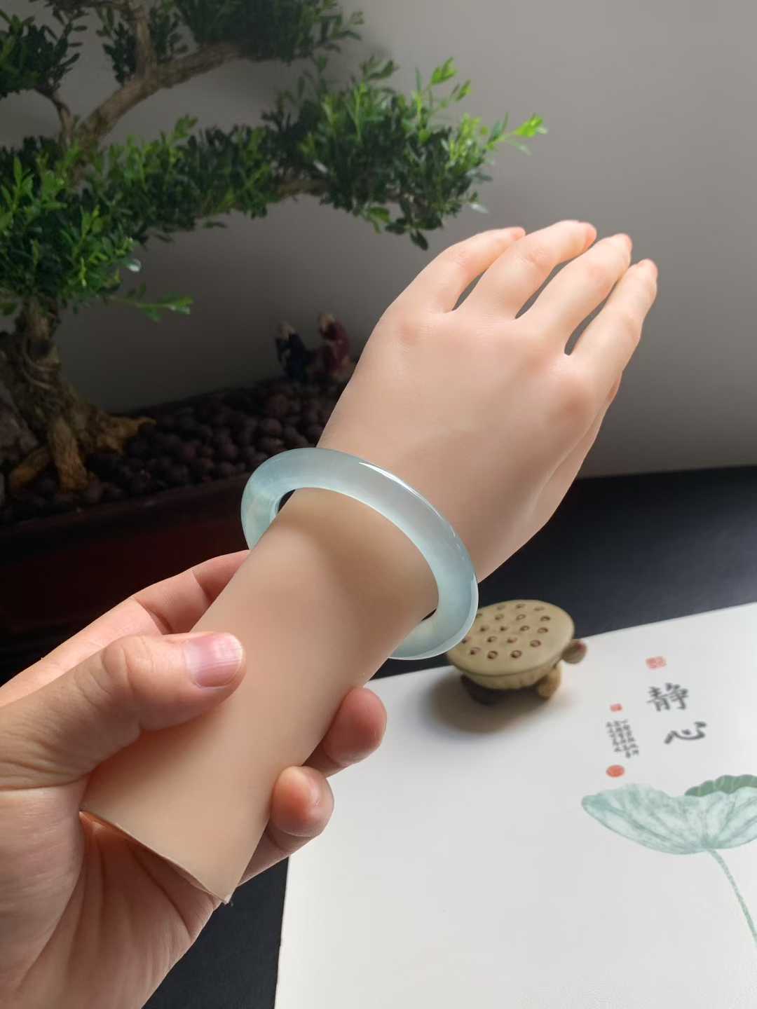 一条玛卡龙变色翡翠手镯