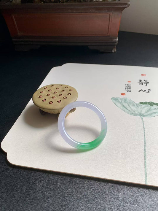 冰绿圆条翡翠手镯