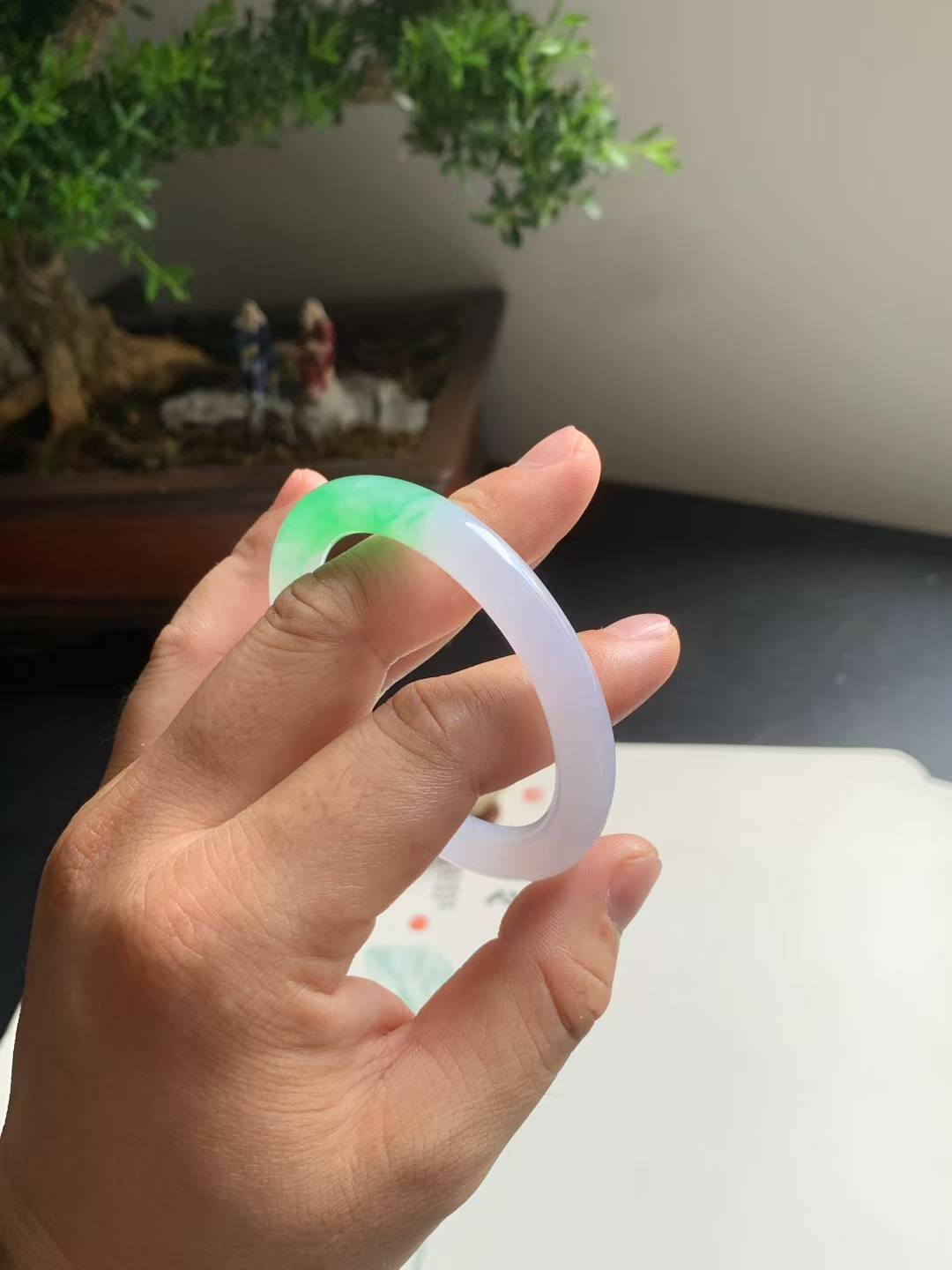 冰绿圆条翡翠手镯