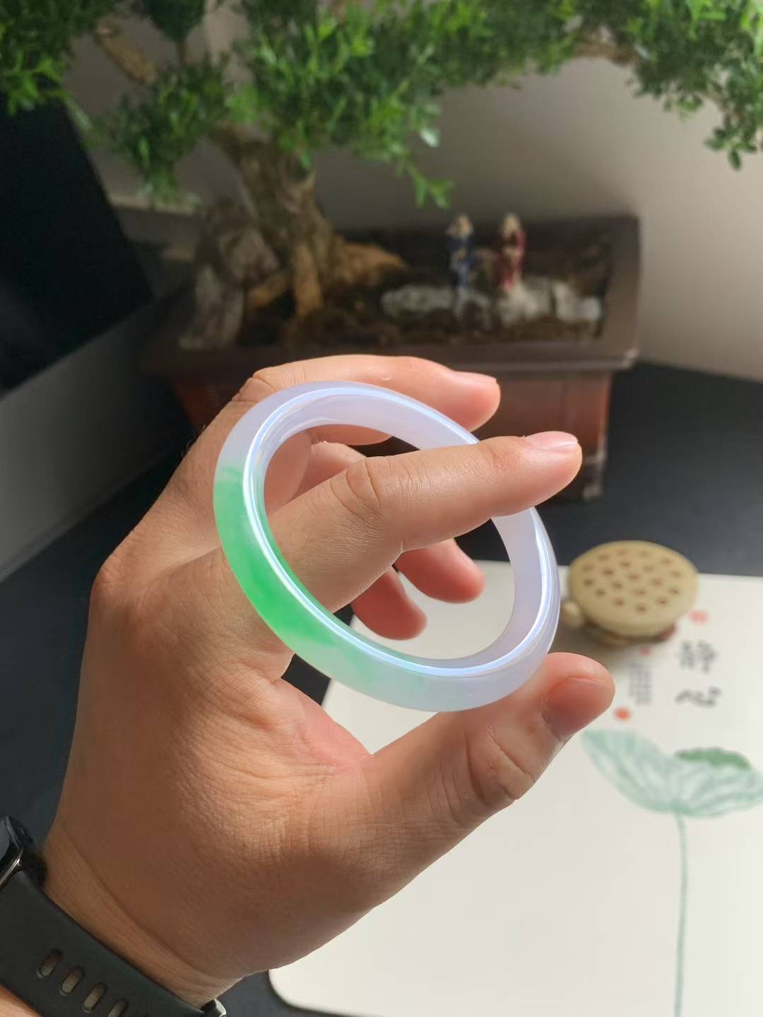 冰绿圆条翡翠手镯
