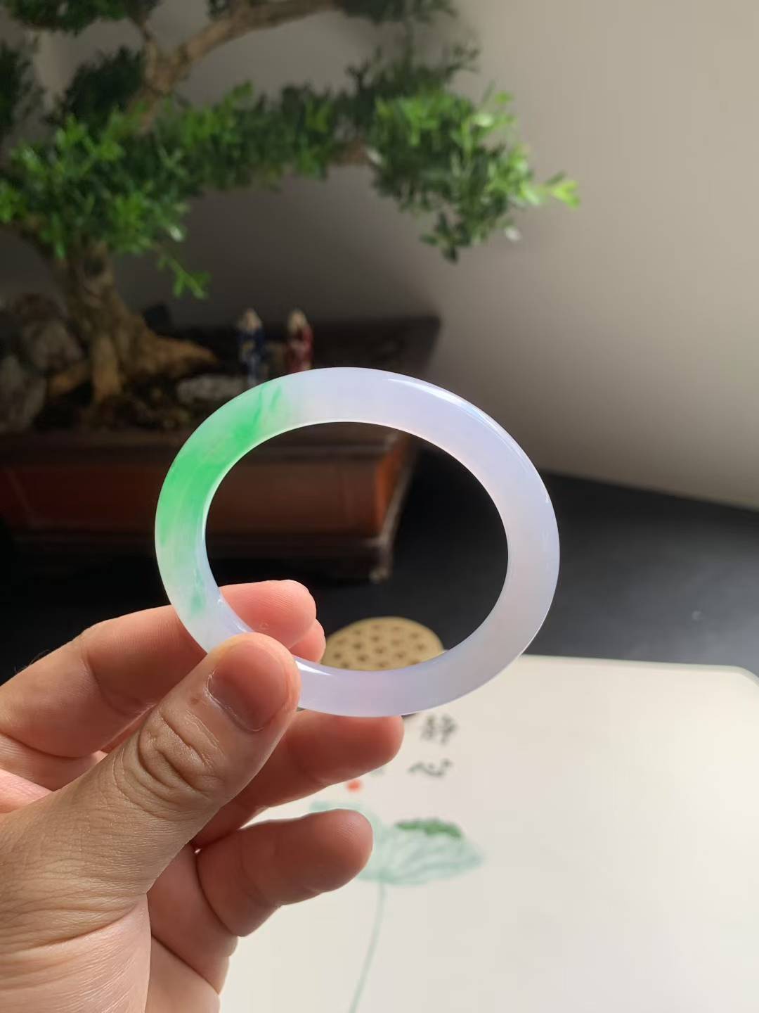 冰绿圆条翡翠手镯