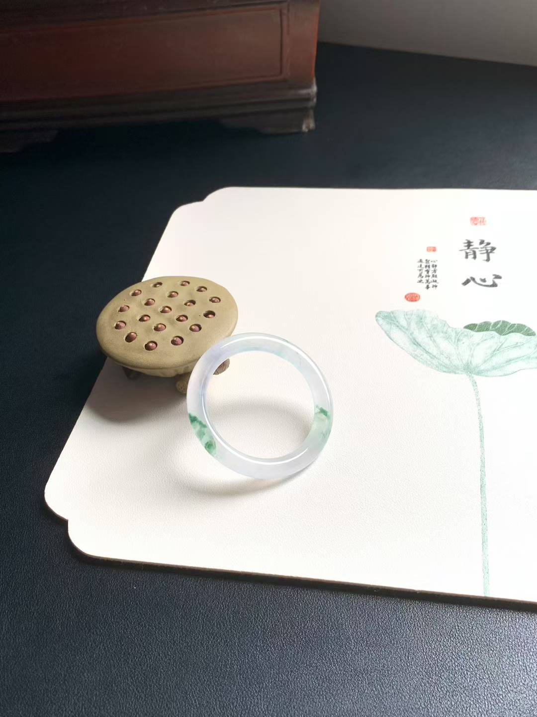 玻璃底飘花圆条翡翠手镯