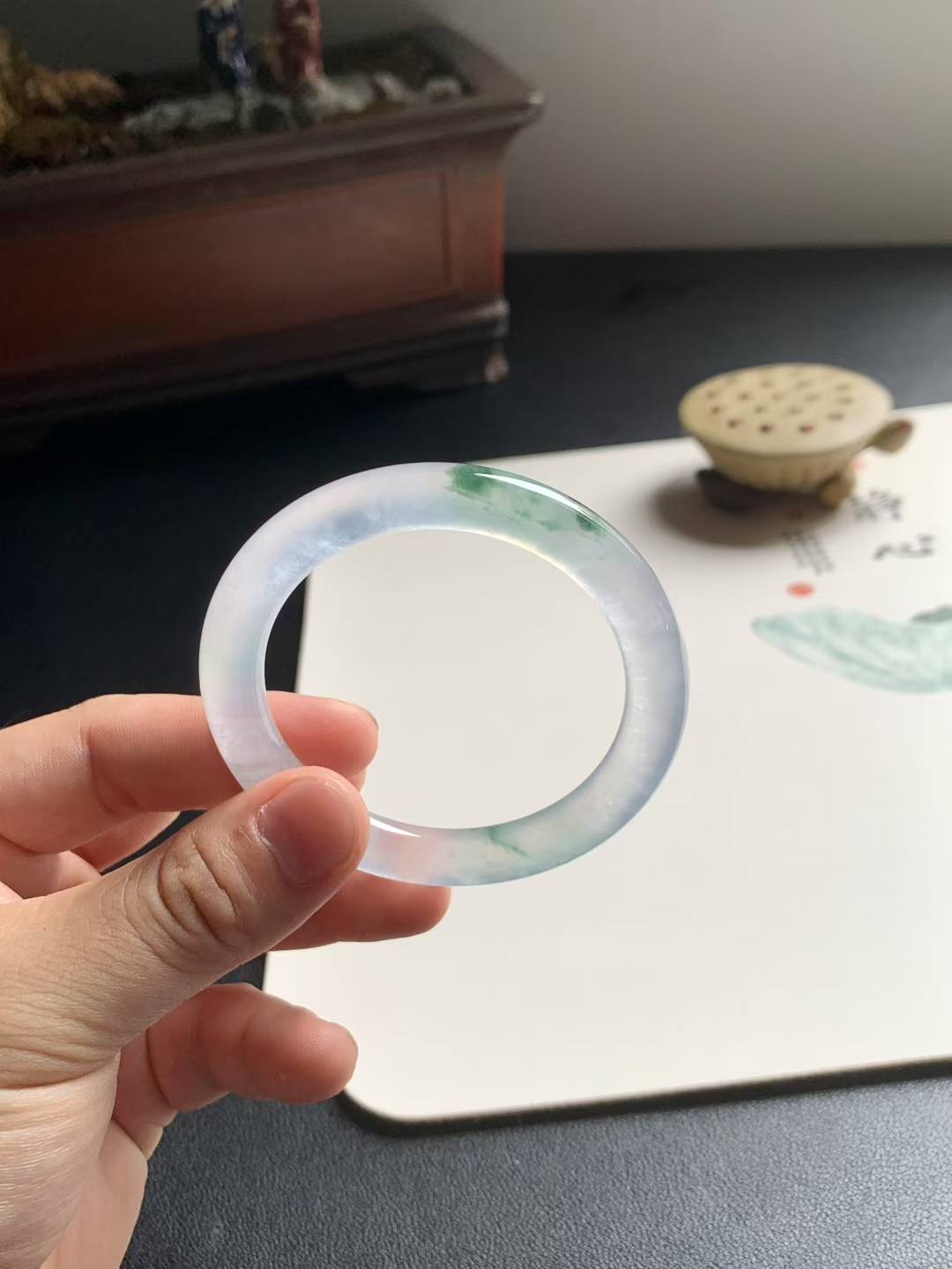 玻璃底飘花圆条翡翠手镯