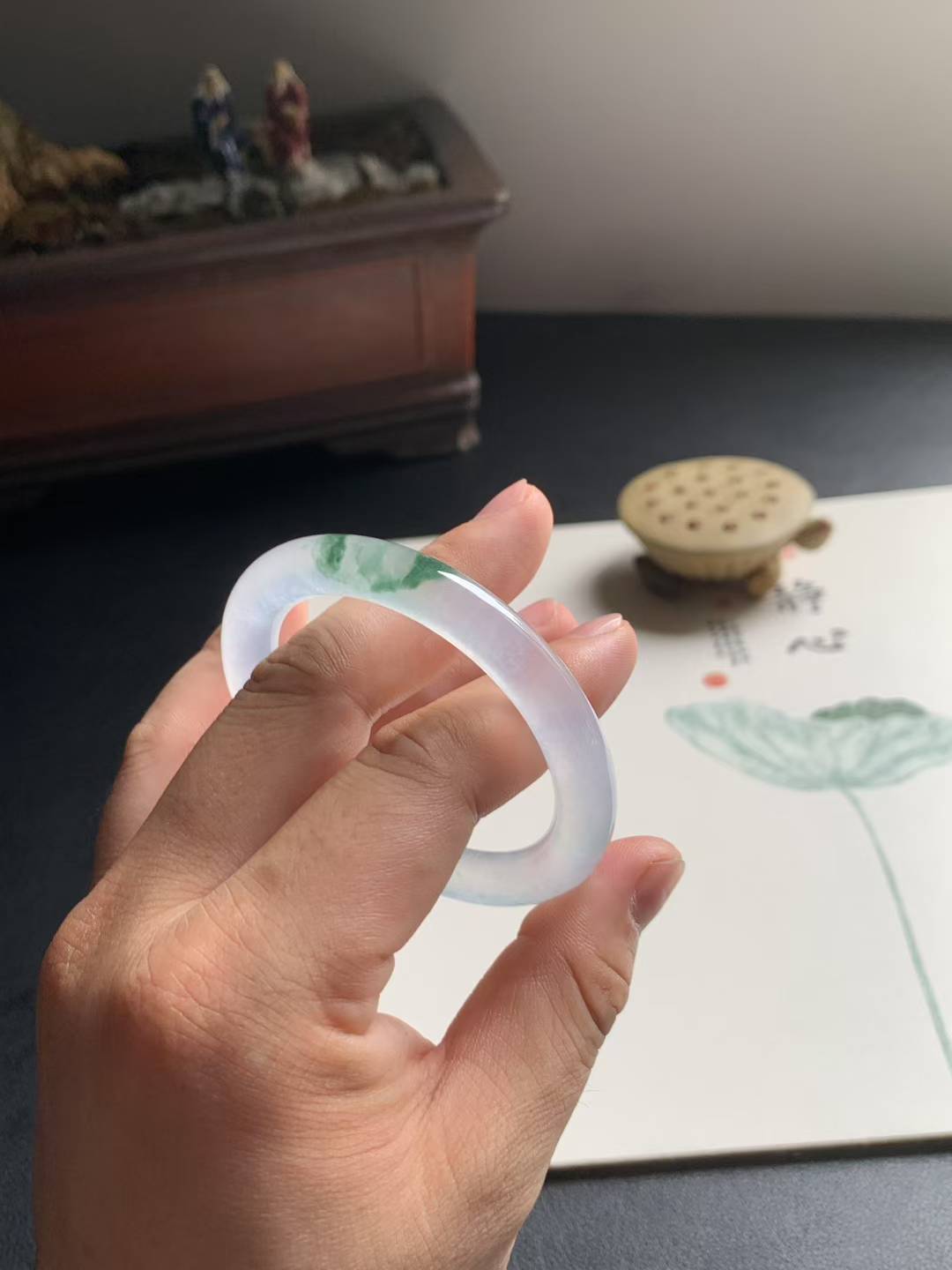 玻璃底飘花圆条翡翠手镯