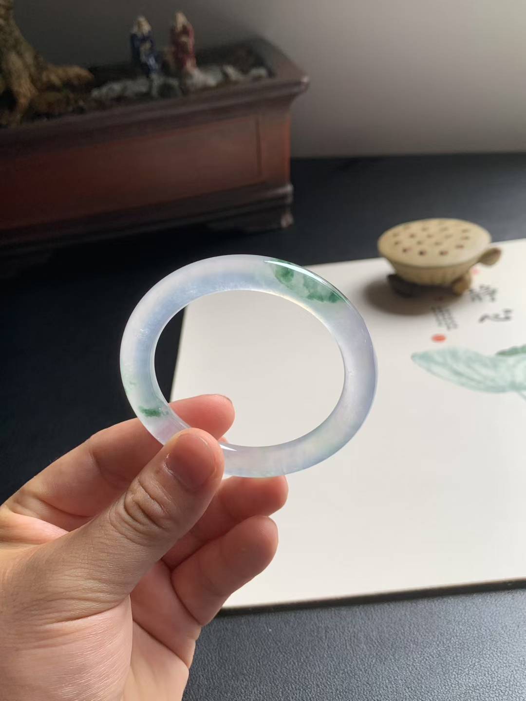 玻璃底飘花圆条翡翠手镯