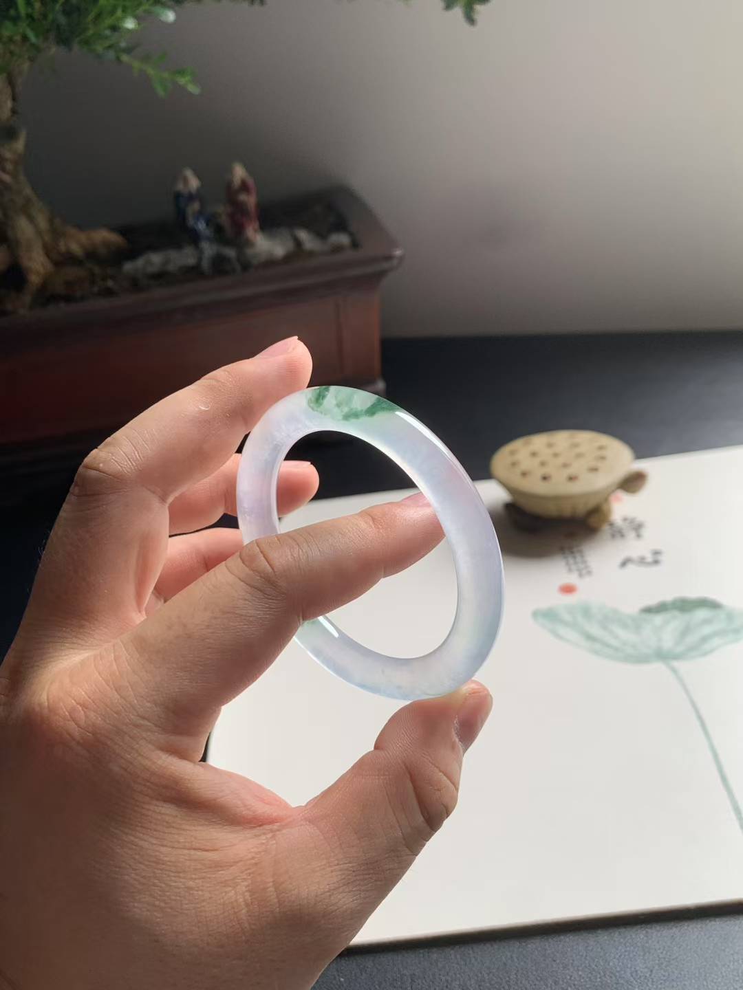 玻璃底飘花圆条翡翠手镯