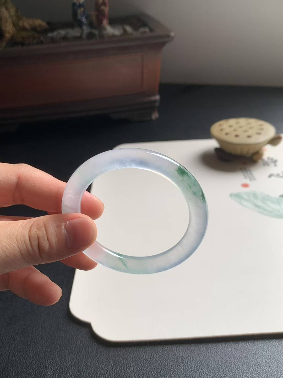 玻璃底飘花圆条翡翠手镯