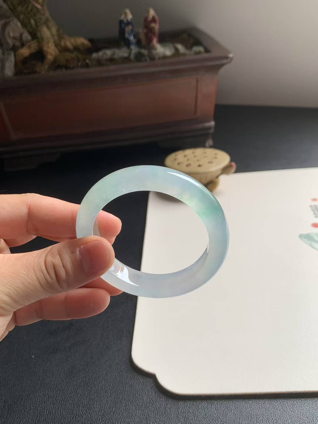 高冰种阳绿花正圈翡翠手镯