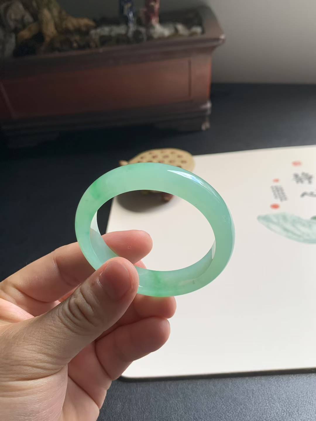冰绿正圈翡翠手镯