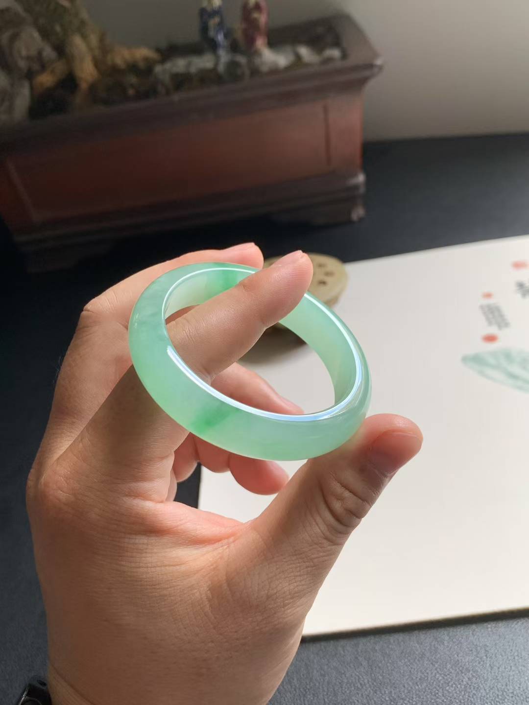 冰绿正圈翡翠手镯
