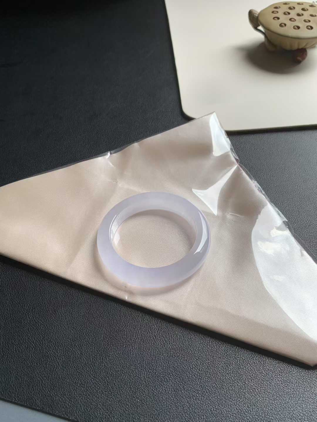 冰玻种粉紫正圈翡翠手镯