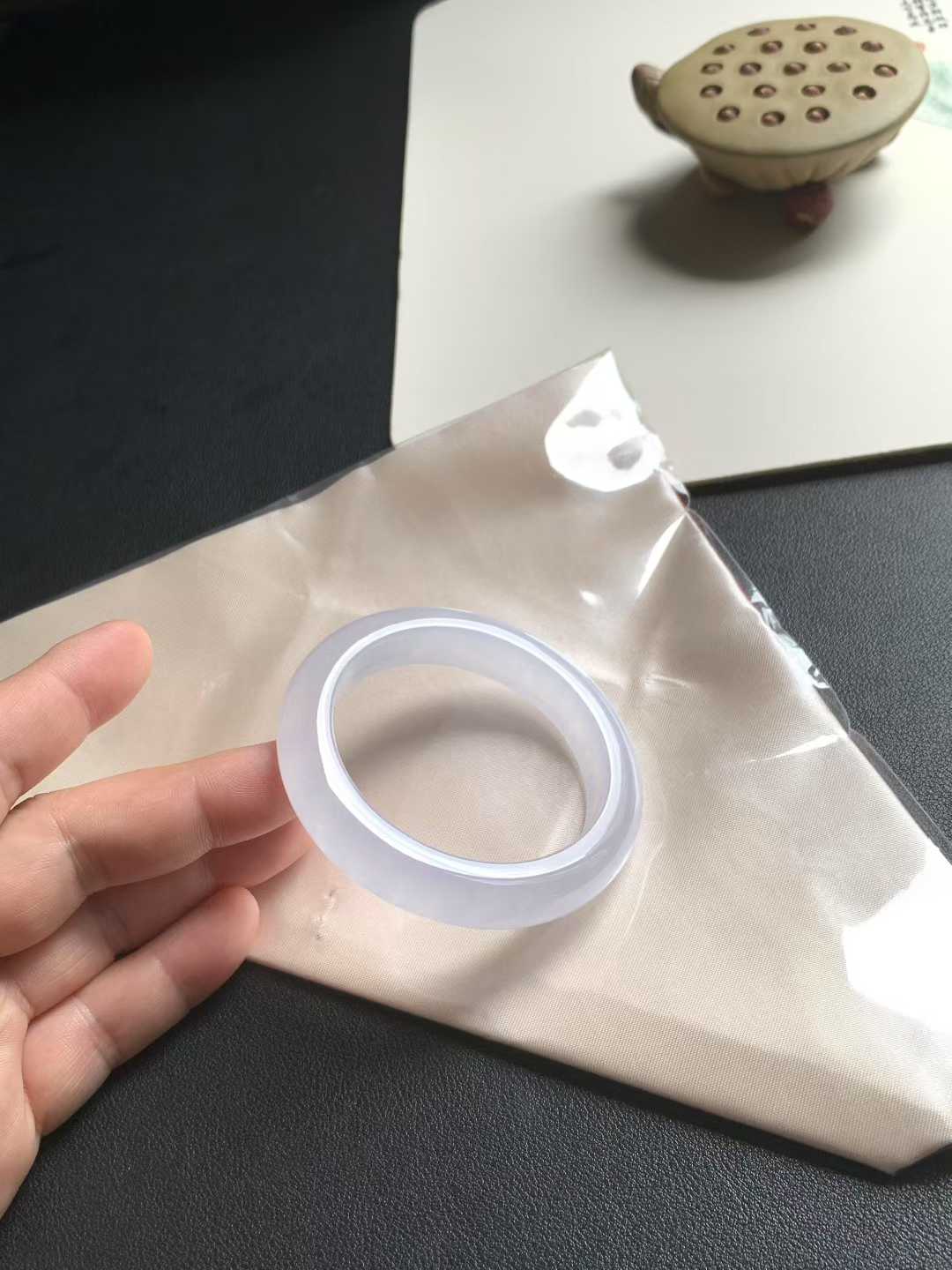 冰玻种粉紫正圈翡翠手镯