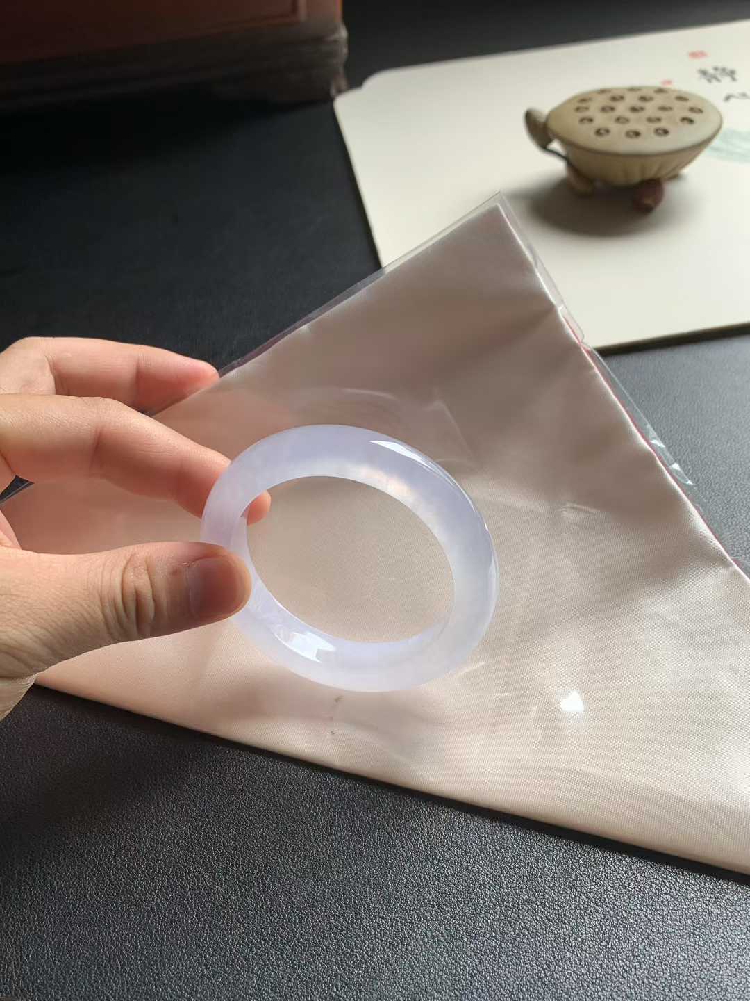 冰玻种粉紫正圈翡翠手镯