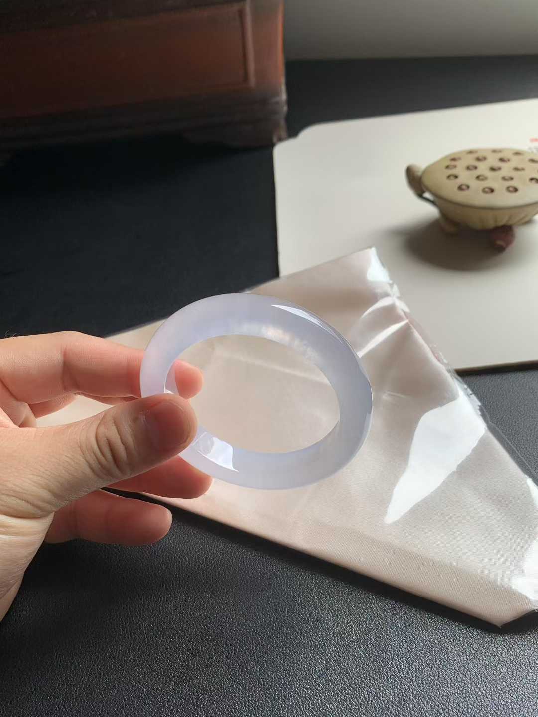 冰玻种粉紫正圈翡翠手镯