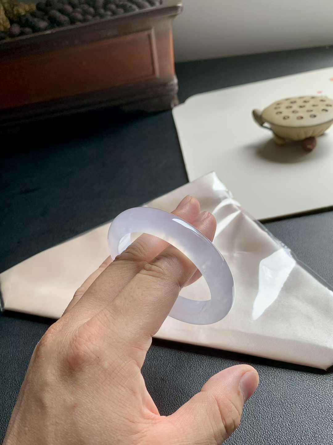 冰玻种粉紫正圈翡翠手镯