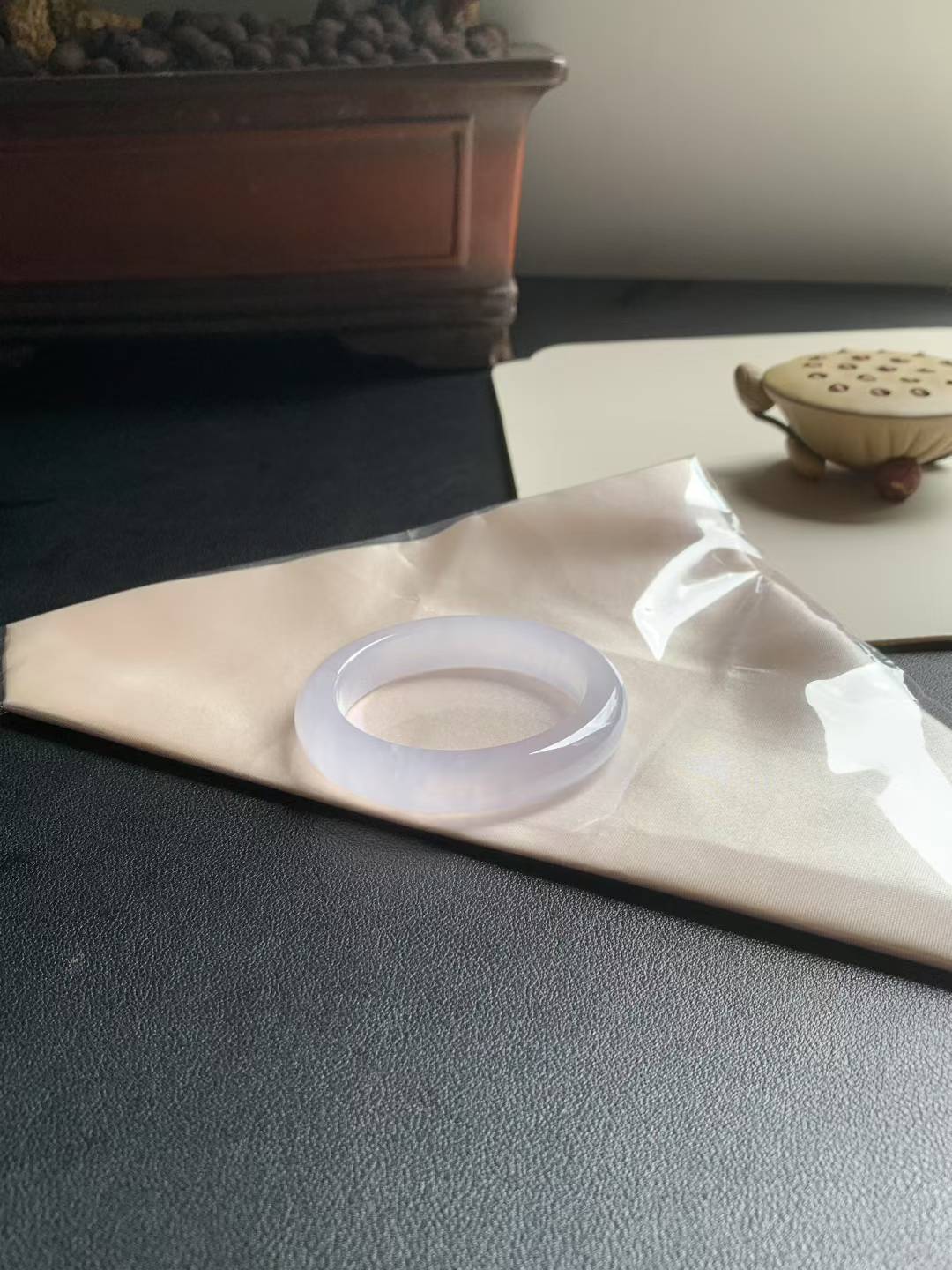 冰玻种粉紫正圈翡翠手镯