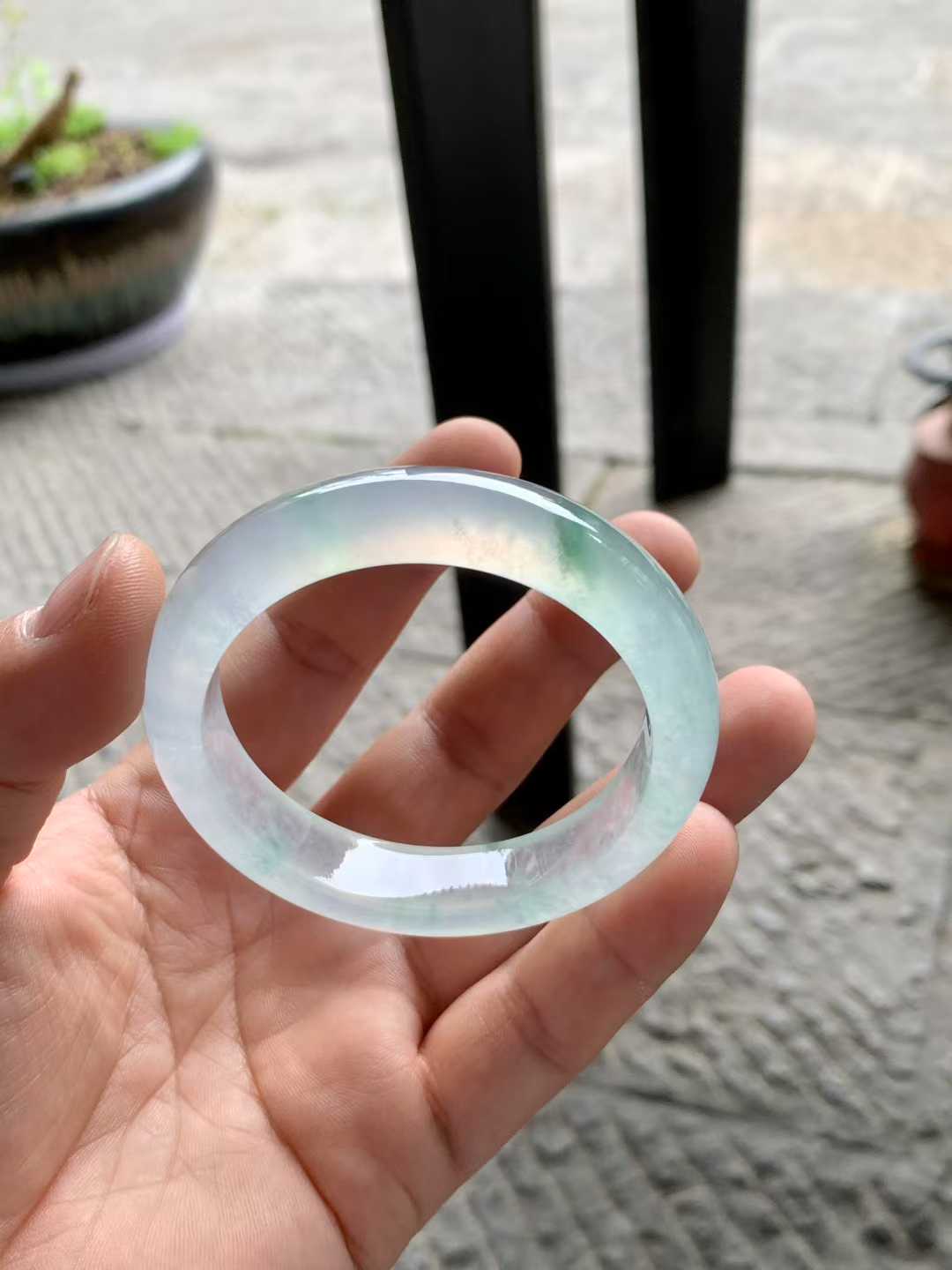 玻璃底飘花正圈翡翠手镯