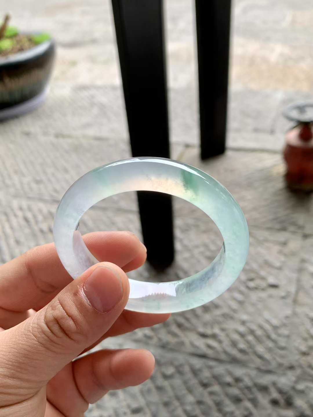 玻璃底飘花正圈翡翠手镯