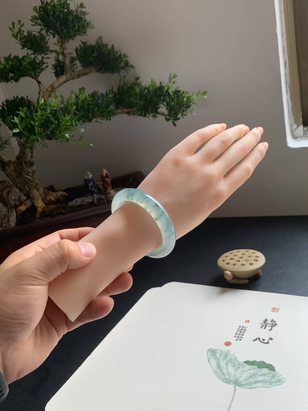 冰胶飘花正圈翡翠手镯