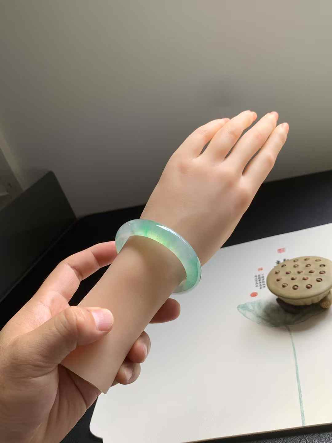 冰绿正圈翡翠手镯