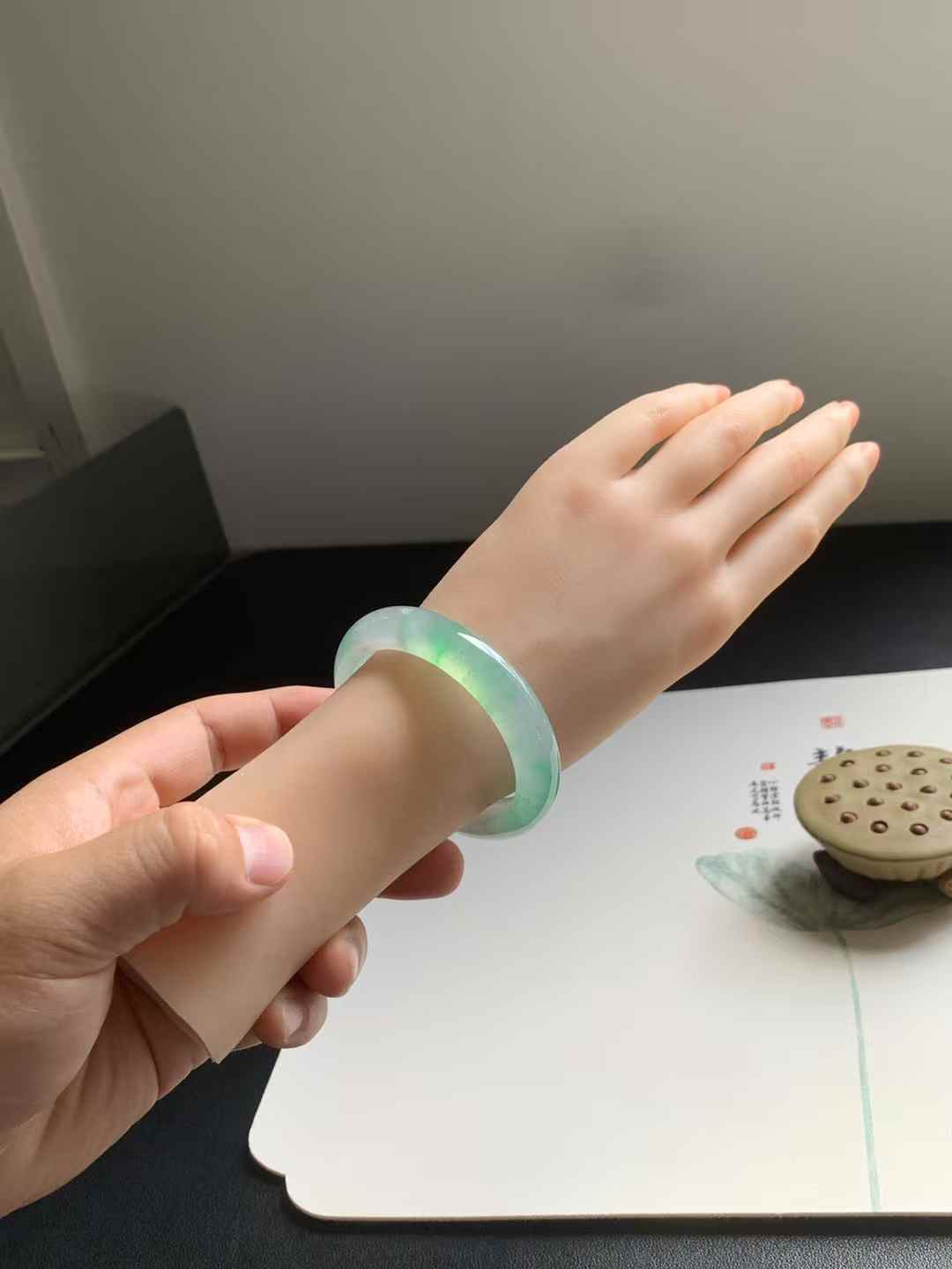 冰绿正圈翡翠手镯