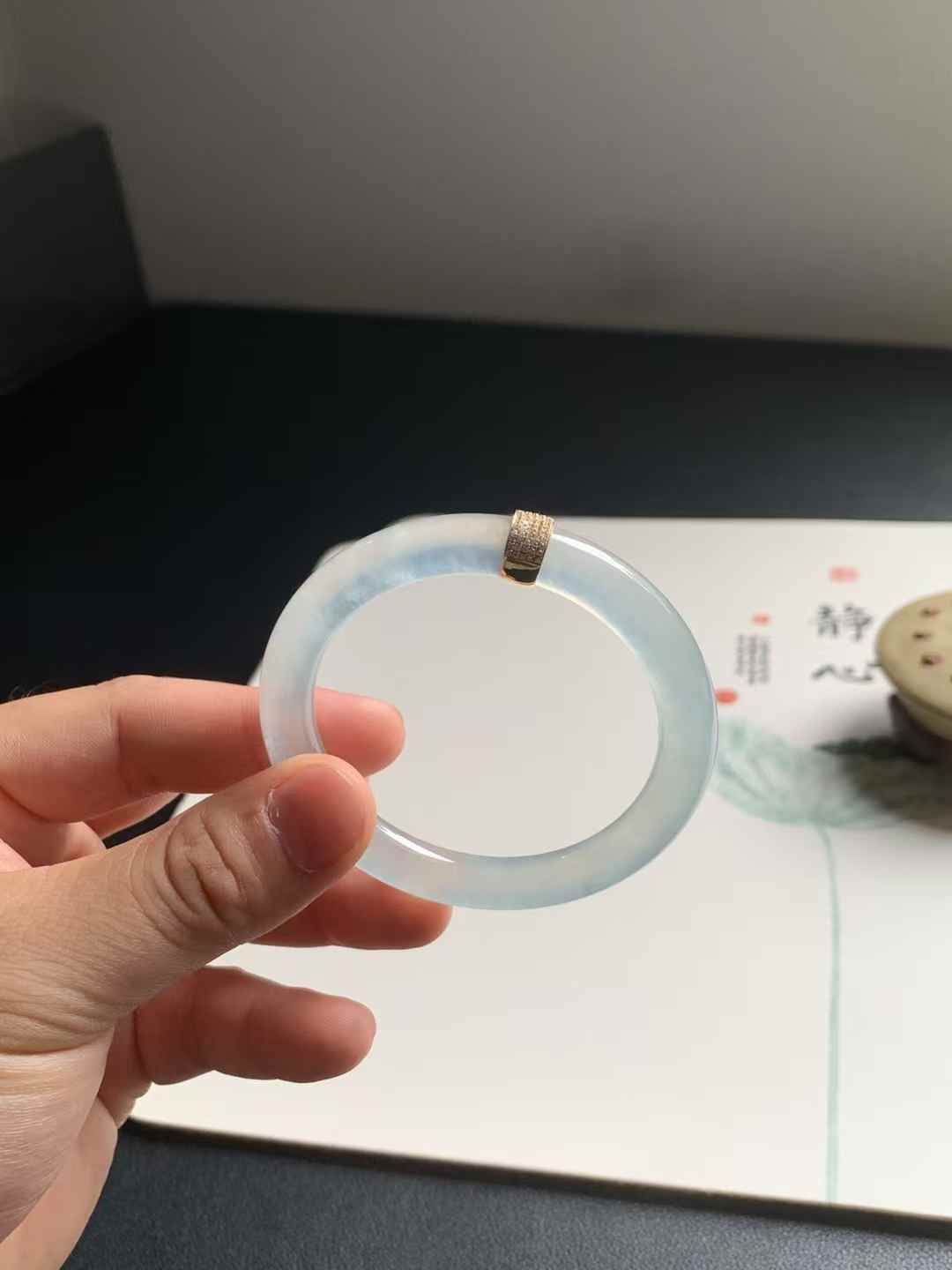 玻璃底起光圆条翡翠手镯