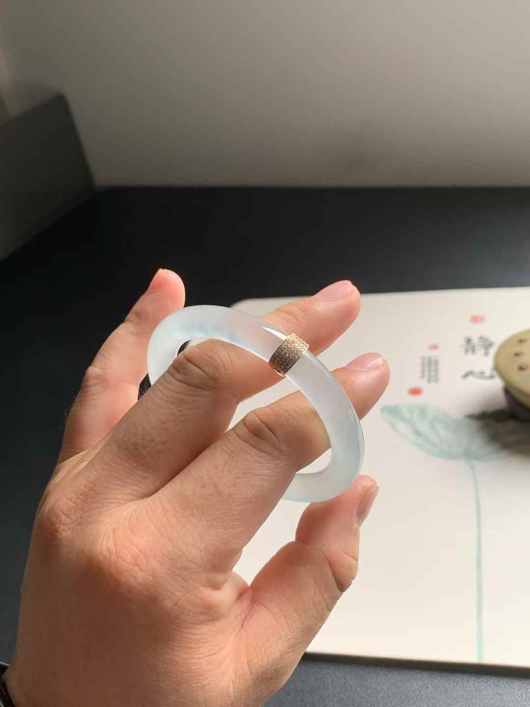 玻璃底起光圆条翡翠手镯