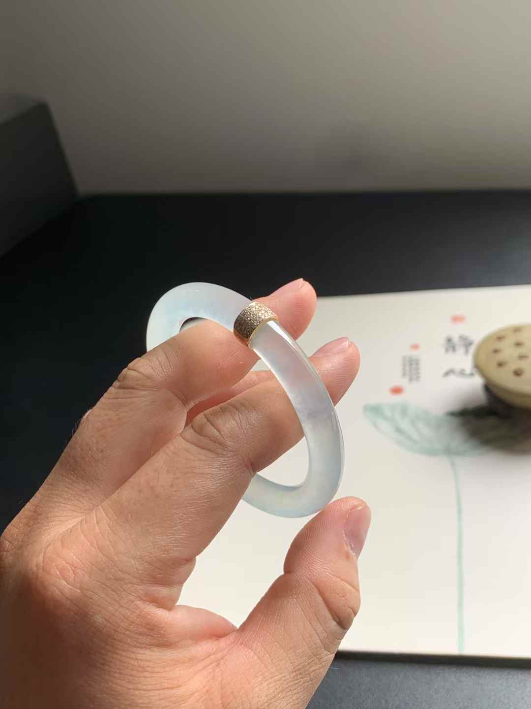 玻璃底起光圆条翡翠手镯