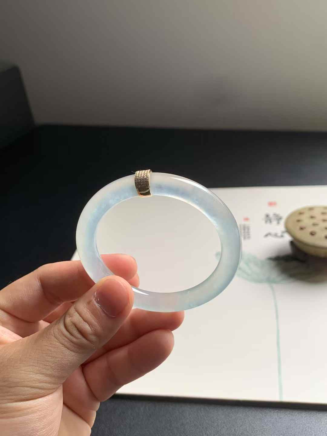 玻璃底起光圆条翡翠手镯