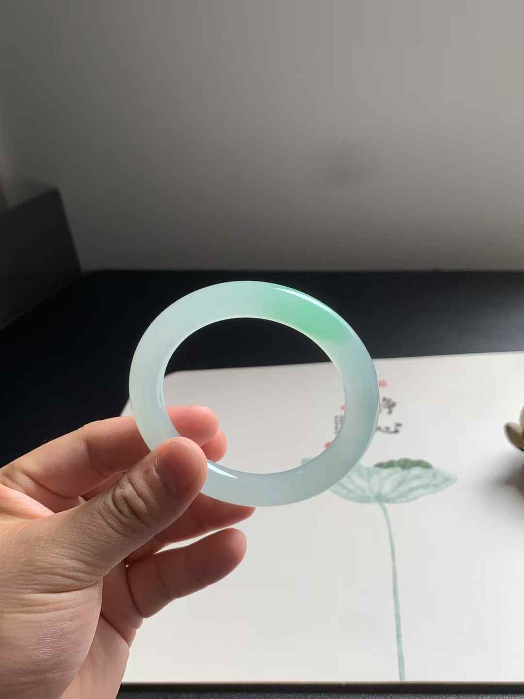 冰胶阳绿圆条翡翠手镯
