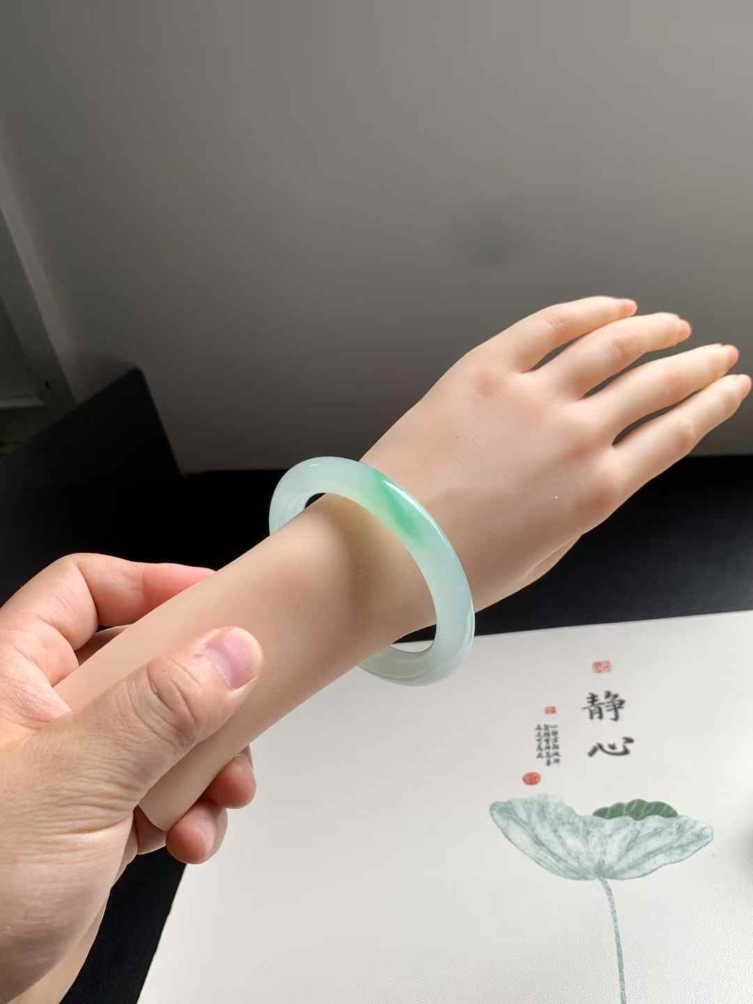 冰胶阳绿圆条翡翠手镯