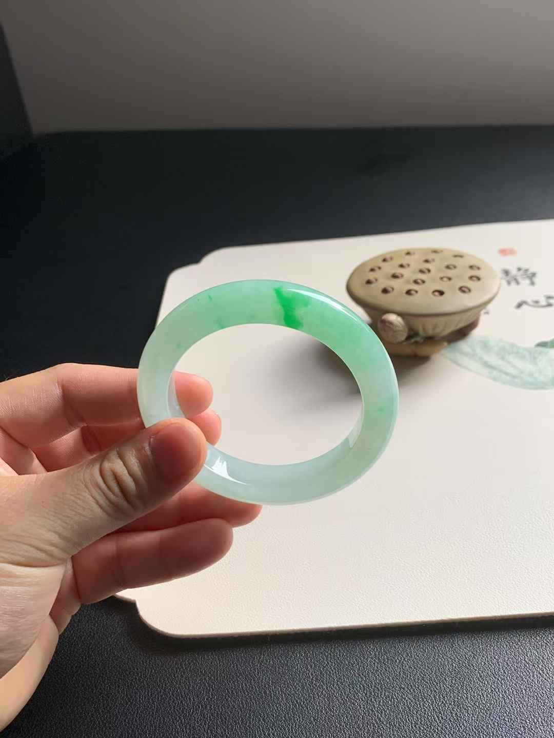 辣阳绿正圈翡翠手镯