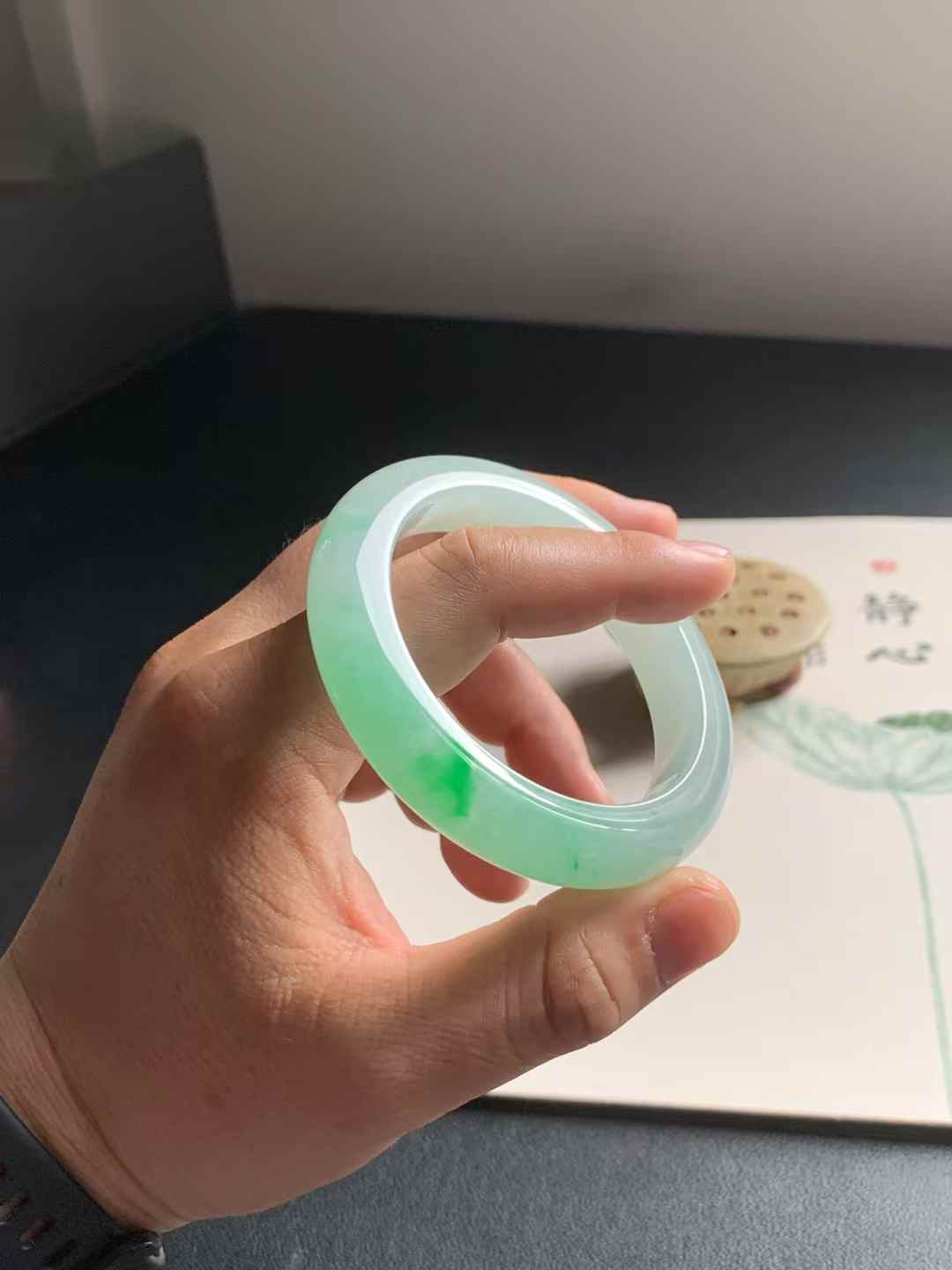 辣阳绿正圈翡翠手镯