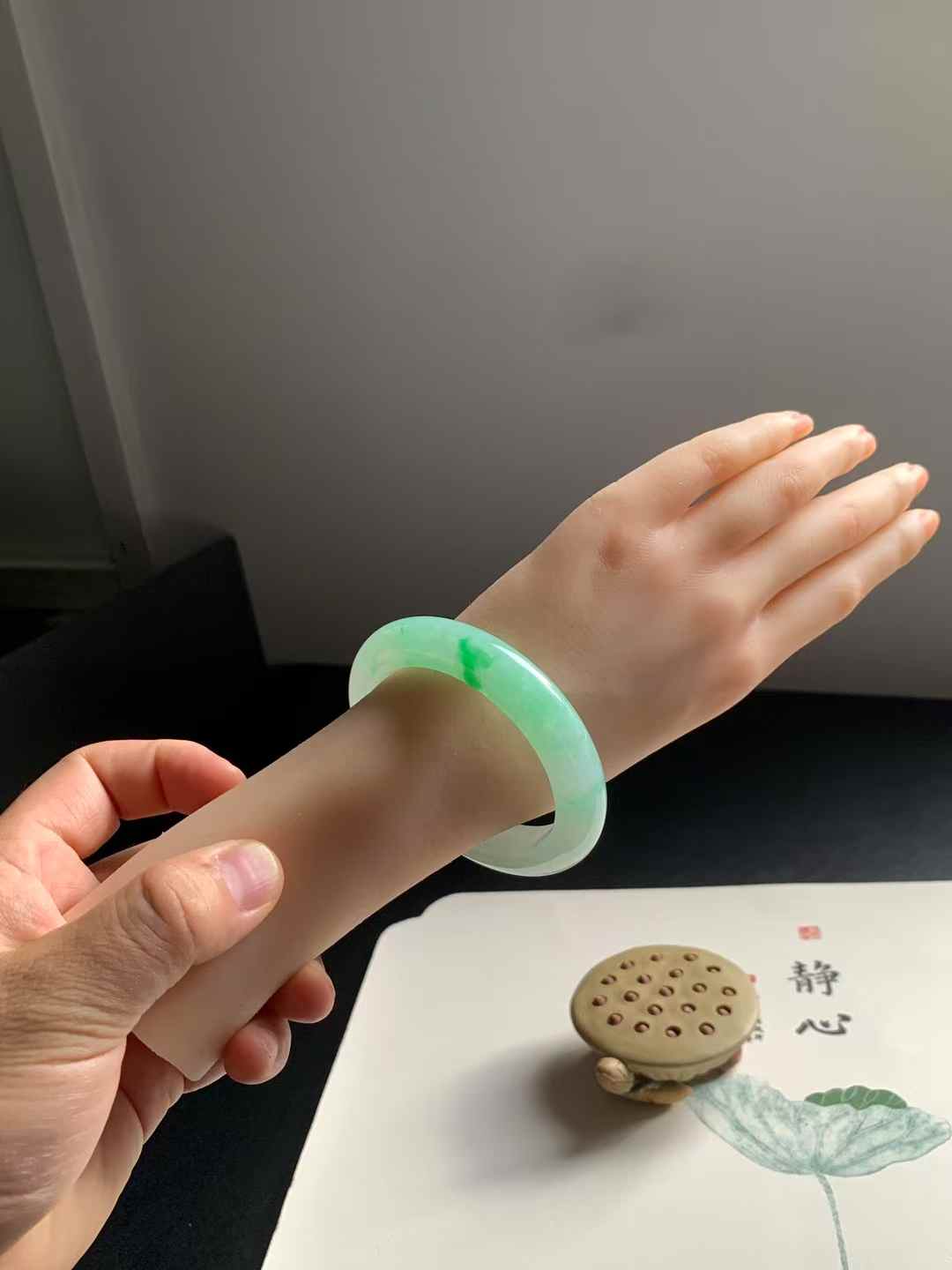 辣阳绿正圈翡翠手镯